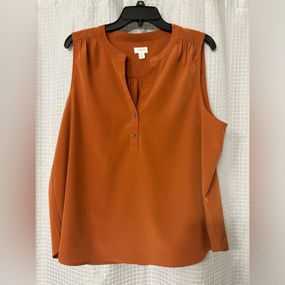NWOT Sleeveless V-neck popover top